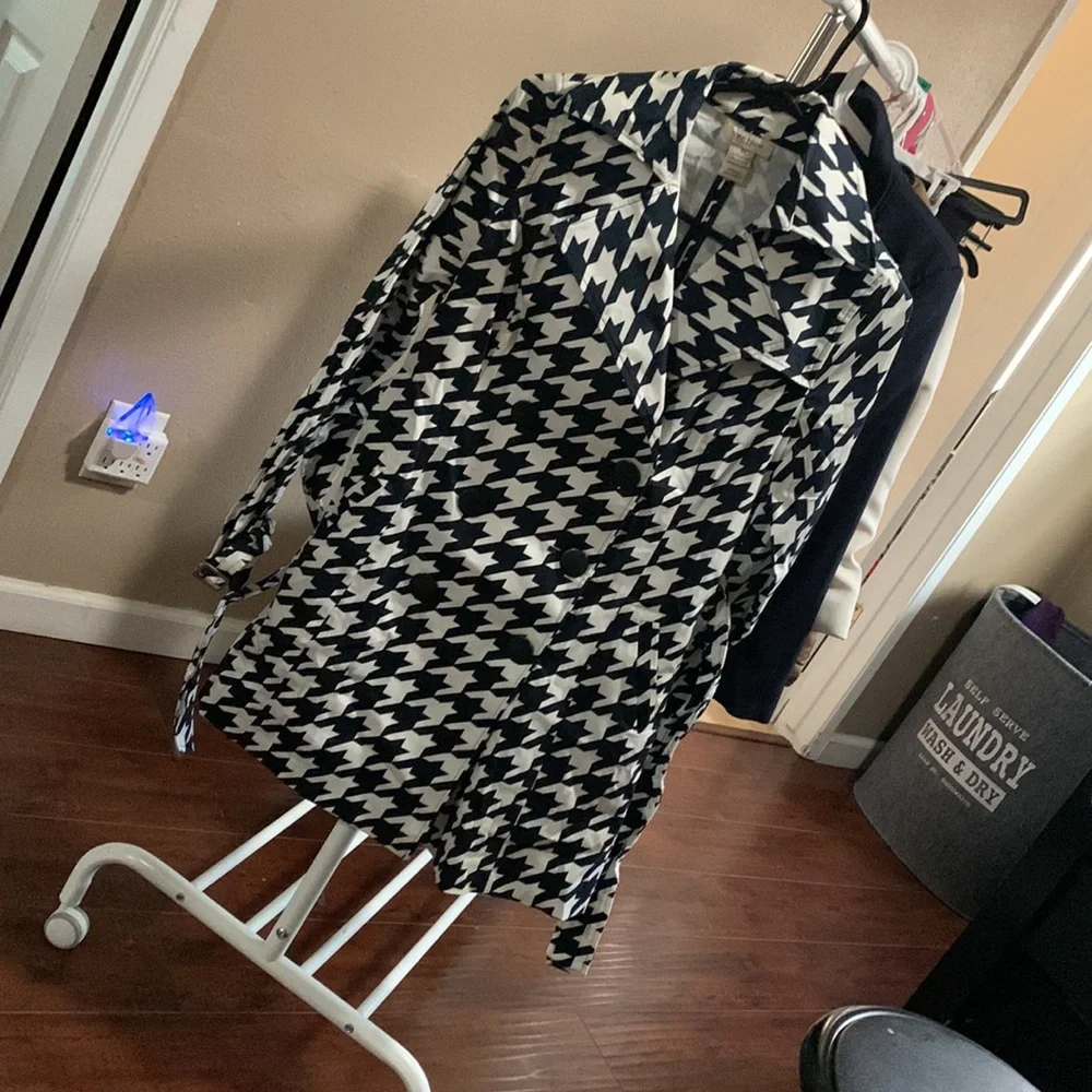 Vertigo Houndstooth Trench Coat - Picture 5 of 7
